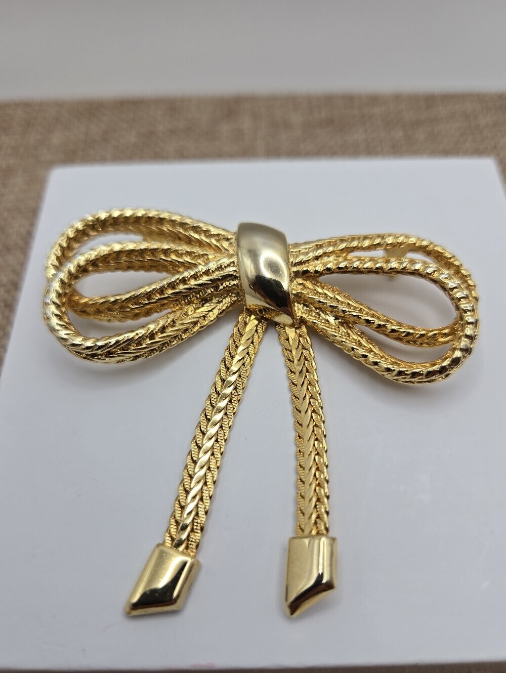 Vintage Gold Tone Bow Brooch - Picture 8 of 17